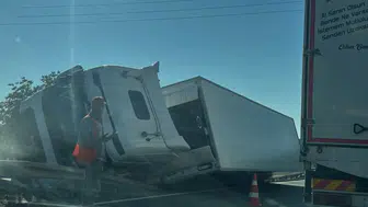 İnegöl girişinde TIR devrildi sürücü hastaneye kaldırıldı