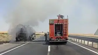 Nusaybin yolunda alev topuna dönen tanker trafiği kilitledi
