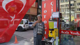 Sivaslı esnaftan şehitler anısına ferahlatıcı ikram