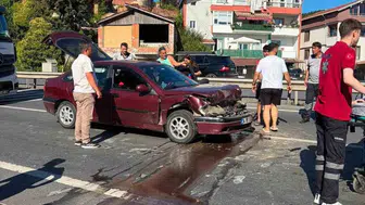 Ereğli yolunda kaza Yayaya yol veren kamyona otomobil çarptı