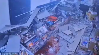 Milas’ta market alışverişi yaparken otomobil içeri girdi