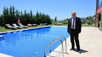 Çameli çocuklara yüzme öğretiyor
