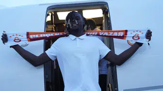 Galatasaray orta saha transferi için Lesley Ugochukwu ile el sıkıştı