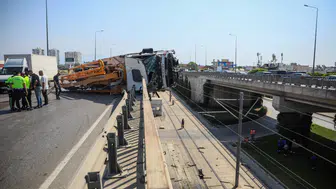 Antalya’da dev beton pompası üst geçide saplandı