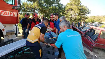Dursunbey yolunda iki araç çarpıştı