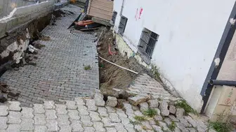 Küçükçekmece'de inşaat kazısı apartman sakinlerini sokağa döktü
