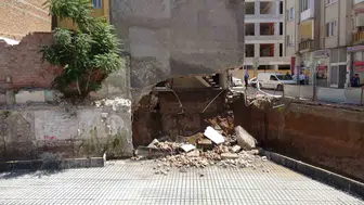 Malatya’da mühürlü binadan beton parçaları düştü
