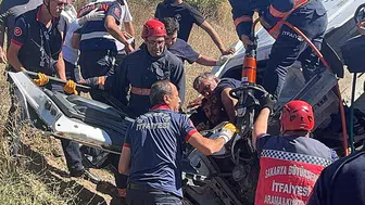 Sakarya yolunda şeftali yüklü kamyon otomobilin üzerine devrildi