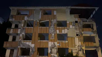 Kartal’da boşaltılan binadan gece yarısı beton parçaları döküldü