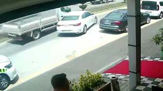 Bolu’da parktan yola çıkan otomobili kamyon biçti