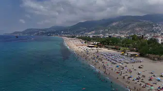 Alanya sahillerinde kavurucu sıcaklar deniz keyfini zirveye taşıdı