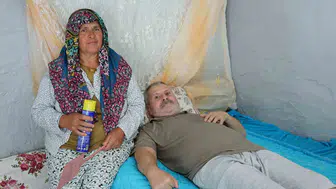 Aydınlı kadın felçli eşini sineklerden korumak için nöbet tutuyor