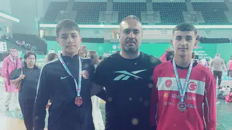 Düzceli genç güreşçiler Türkiye ikincisi olarak podyuma çıktı