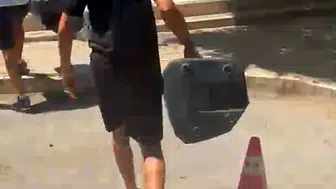 Manavgat Belediyesi önünde ses sistemi yaktı