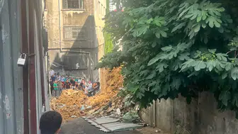 Beyoğlu’nda terk edilmiş bina park halindeki otomobilin üstüne çöktü