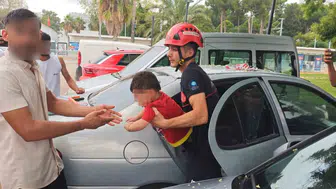 Antalya’da otomobilde mahsur kalan bebek itfaiye müdahalesiyle kurtarıldı