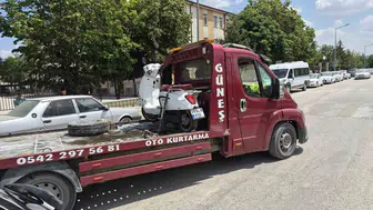 Eskişehir’de dikkatsiz manevra motosikletliyi hastanelik etti