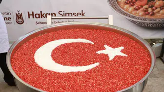 Şehzadeler’de aşure bereketi meydanlara taştı