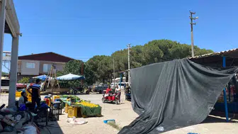 İzmir'de pazar yerini fırtına vurdu Tezgahlar uçtu