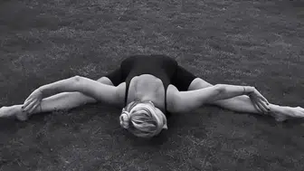 Saba Tümer bahçesinde gece yogası yaparken görüntülendi