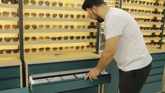 İnternetten lens satışına izin veren kararın ardından başkan koltuğu değişti