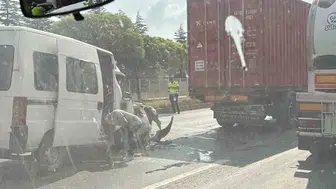 Eskişehir Çevre Yolu üzerinde minibüs tıra arkadan çarptı