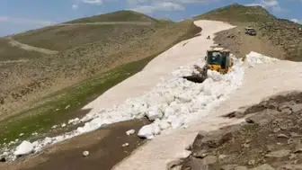 Bitlis dağlarında takvimler temmuzu gösterirken karla mücadele sürüyor