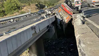 Uşak’ta tır köprüden nehir yatağına uçtu