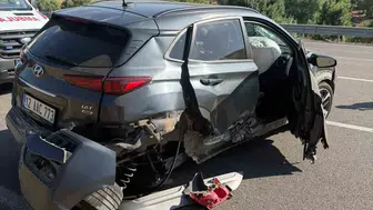 Bingöl’de direksiyon hakimiyetini kaybeden sürücü bariyerlere çarptı