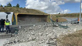 Arnavutköy'de devrilen kamyon havalimanı yolunda trafiği kilitledi