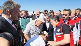Bakan Yumaklı minik vatandaşa takıldı