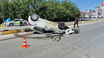 Adıyaman'da kontrolden çıkan otomobil takla atarak durabildi