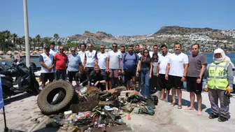 Bodrum denizlerinde 410 kilogramlık temizlik operasyonu