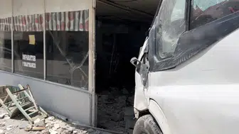 Osmaniye'de kontrolden çıkan minibüs kıraathaneye girdi