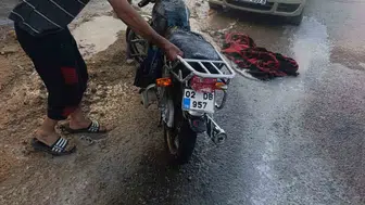 Besni’de park halindeki motosiklet alevlere teslim oldu