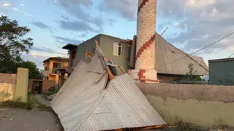 Iğdır’da şiddetli fırtına caminin çatısını yerinden söktü