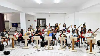 Muratpaşalı gençler yaz tatilini gitar telleriyle değerlendiriyor