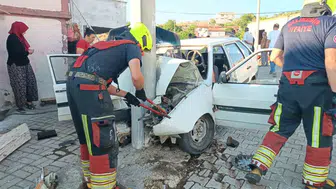 Burhaniye’de kontrolden çıkan otomobil elektrik direğine çarptı