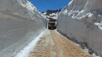 Hakkari’de yaz ortasında kış manzarası