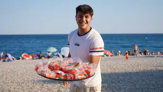 Antalya plajlarında ücretsiz karpuz sandviç dönemi