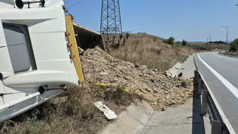 Sultangazi’de devrilen hafriyat kamyonu trafiği kilitledi