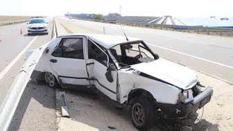 Karaman yolunda kontrolden çıkan otomobil bariyerlere saplandı