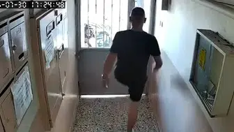Bursa'da kuryenin kapı tekmeleme anları kameraya yansıdı