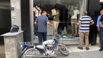 Elazığ’da motosiklet kazası mağazada bitti