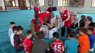 Vezirköprü'de Kızılay'dan çocuklara moral ziyareti