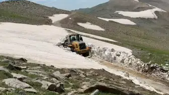 Bitlis dağlarında yaz ortası kar temizliği