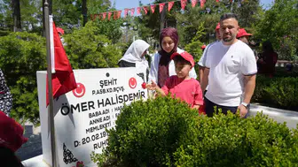7 yaşındaki Ömer Halis, ismini aldığı şehidin mezarı başında