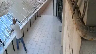 Avcılar'da demir korkulukları söküp götüren hırsızlar kameraya yakalandı