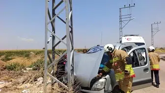 Reyhanlı’da direğe çarpan araçta üç kişi yaralandı