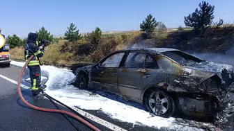 Kayseri'de seyir halindeki araç bir anda küle döndü